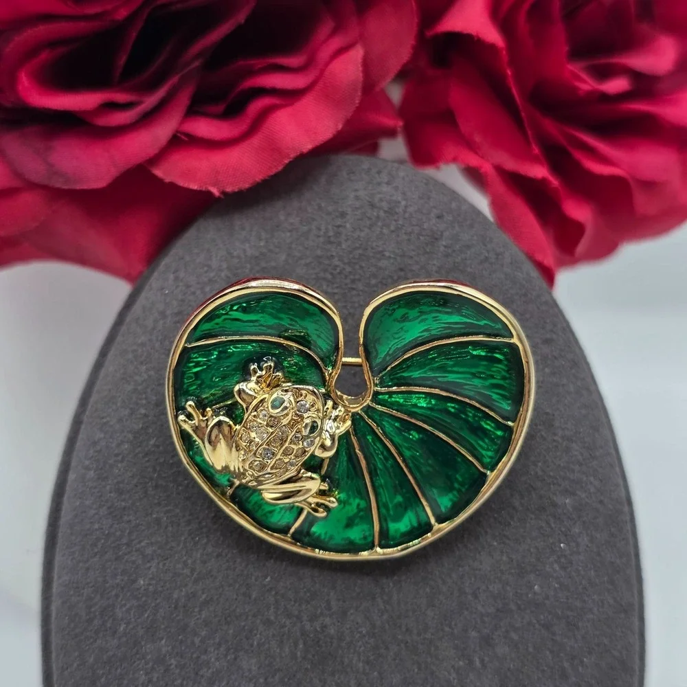 Vintage Enamel Frog Lily Pad Brooch Gold Tone Rhinestone Accents Green‎ Novelty